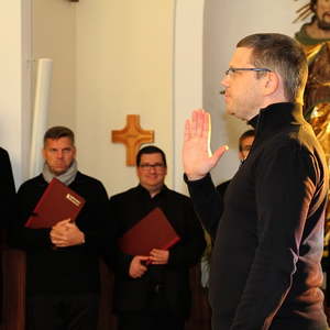 Letzte Anweisungen von Chorleiter Andreas Peterl...