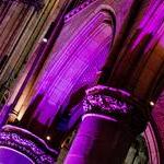 Der Mariendom wurde durch eine Lichtinstallation in ein mystisches Licht getaucht.