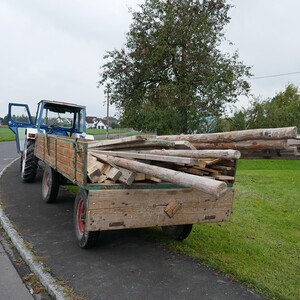 Die Gerüstelemente warten schon, aufgestellt zu werden.