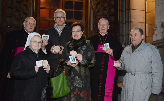 V. l.: Bischof em. Dr. Maximilian Aichern, Sr. Ernestine Kirchgrabner, Dr. Johann Zoidl, NRin Claudia Durchschlag, Bischof Dr. Ludwig Schwarz und Pfarrer Franz Gruber. 