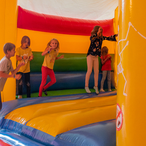 Die Hüpfkirche war ein Highlight des Festes; sie wurde witterungsbedingt im Pfarrsaal aufgestellt.