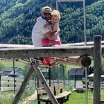 Vater und Tochter am Klettergerüst