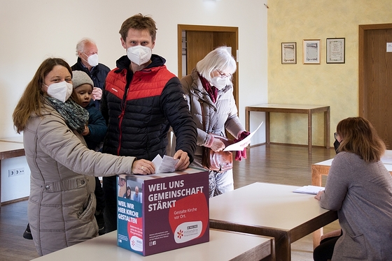 Eine junge Familie bei der Pfarrgemeinderatswahl in der Stadtpfarre Braunau
