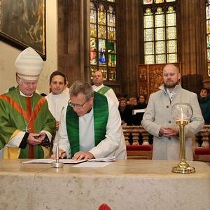 Pfarrer Klemens Hofmann, Pastoralvorstand Wolfgang Roth und Verwaltungsvorstand Markus Woda unterzeichneten das Glaubensbekenntnis.