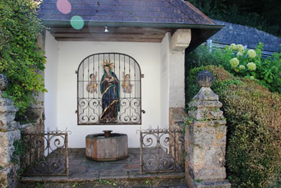 Quelle gegenüber dem Kircheneingang