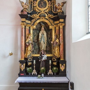 Den Marienaltar zieren die noch barocken Seitenfiguren der hll. Anna und Joachim sowie die auf der Mensa aufgestellte Antoniusstatue (1913, Geschw. Reichl).