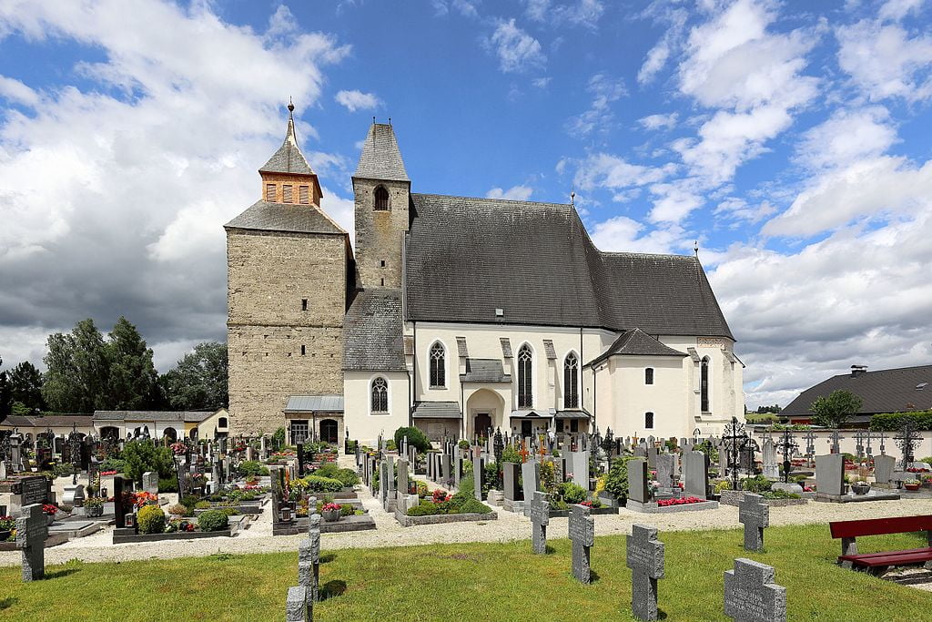 Südansicht der Schöndorfer Kirche in der oberösterreichischen Stadt Vöcklabruck (Link zum Foto: https://de.wikipedia.org/wiki/Wallfahrtskirche_Maria_Sch%C3%B6ndorf#/media/File:V%C3%B6cklabruck_-_Kirche_Maria_Sch%C3%B6ndorf.JPG)