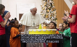 Geburtstagstorte für Papst Franziskus zum 82. Geburtstag, überreicht von vielen kleinen GratulantInnen.  