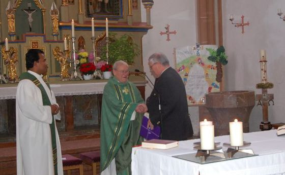 PGR Obmann Johann Hochhold überreichte ein Geschenk.