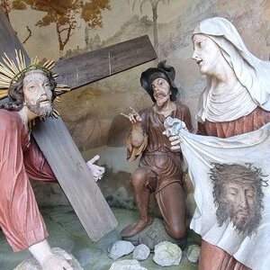 Jesus trägt das schwere Kreuz