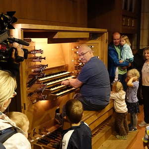 Domorganist Wolfgang Kreuzhuber mit der ersten Gruppe von „Orgel mit allen Sinnen”
