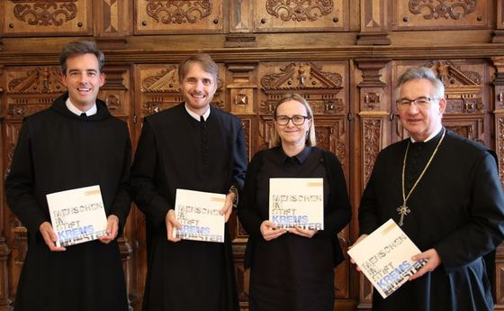 V. l.: P. Bernhard Eckerstorfer, Frater Claudio Lavallen, Melanie Wagenhofer, Abt Ambros Ebhart