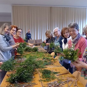 Palmbuschen binden in der Pfarre St. Quirinus