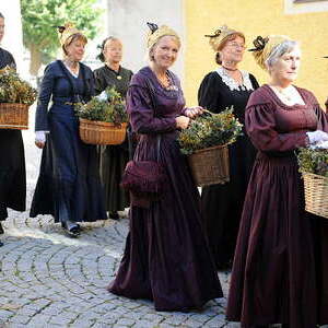 in der rund 700 jahren Alten Stadtpfarrkirche in Gmunden - immer am 15. August verkaufen die Goldhaubenfrauen Kr?uterbuschen - am Foto: Pfarrer Gerald Gayrhofer segnet die Blumen und Kr?uter