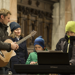 Adventkranzsegnung und Braunauer Adventcafé