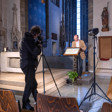 Beim Dreh der Sonntagsimpulse in der Basilika der Pfarre Enns-St. Laurenz