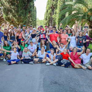 Von 28. Juli bis 3. August 2024 versammelten sich in Rom rund 3200 Ministrant*innen und Begleitpersonen aus ganz Österreich zur Internationalen Ministrant*innen-Wallfahrt.Gruppenfoto mit Direktorin des Österreichischen Pastoralinstituts Gabriele Ed