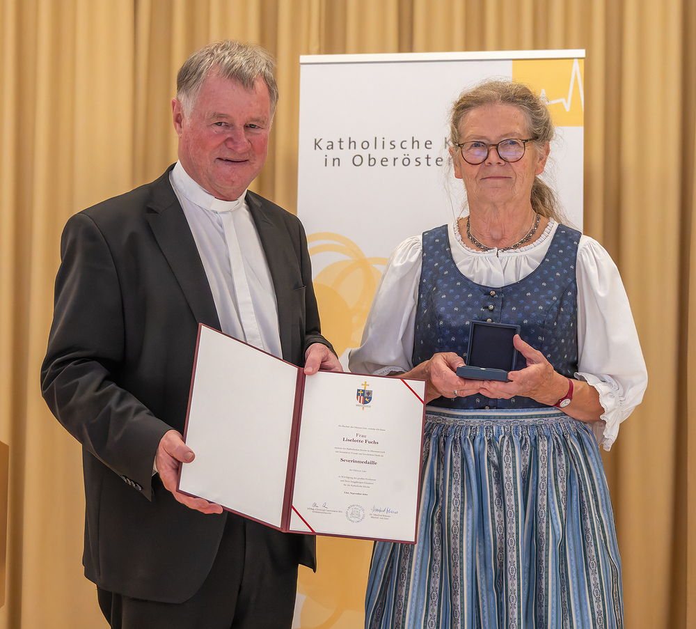 Am 26. September 2024 überreichte Diözesanbischof Manfred Scheuer im Linzer Priesterseminar an engagierte Christ:innen die Florian-Medaille und die Severin-Medaille. Diese diözesanen Ehrenzeichen sind ein Zeichen des Dankes und der Anerkennung für la