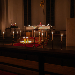 Adventlicher Gottesdienst um 6 Uhr früh bei Kerzenlicht