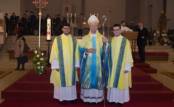 Weihbischof Stephan Turnovszky (Mitte) mit den jungen Diakonen Johannes Haas und Peter Rinderer