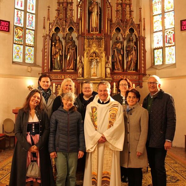 erste Reihe von links: Christiane Huber (Verkündigung, Anna Baur (Gemeinschaft), P. Klaus Zarzer (Pfarrer der Pfarre Tassilo-Kremsmünster), Birgit Fürlinger (Gemeinschaft), Hannes Fichtinger (Finanzen) Zweite Reihe: Regina Wimmer (Liturgie), Elisabet