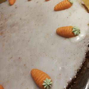 Ausgekühlte Torte verzieren