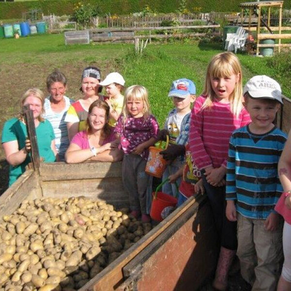 Kartoffelernte im Pfarr-Familiengarten