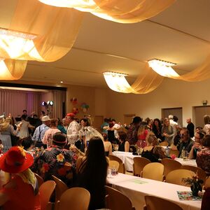 Föhnfarisur trifft Schulterpolster - Das Motto dieses Festes