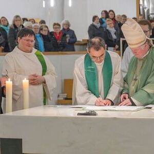 Unterzeichnung des Glaubensbekenntnisses durch Pfarrer Thomas Schawinski (Bild), Pastoralvorständin Elisabeth Greil und Verwaltungsvorstand Peter Roland