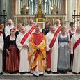 Bischof Manfred Scheuer mit den neugeweihten Diakonen und ihren Ehefrauen.