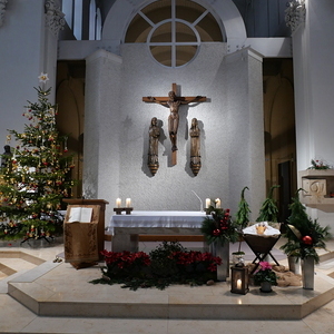 Weihnachtlich geschmückte Kirche in Kleinmünchen