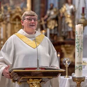 Pastoralvorständin Elisabeth Lamplmayr erinnerte an den Visionssatz der neuen Pfarre: Wir schauen aufeinander, nehmen vieles gemeinsam in die Hand und gehen miteinander im Glauben voran.