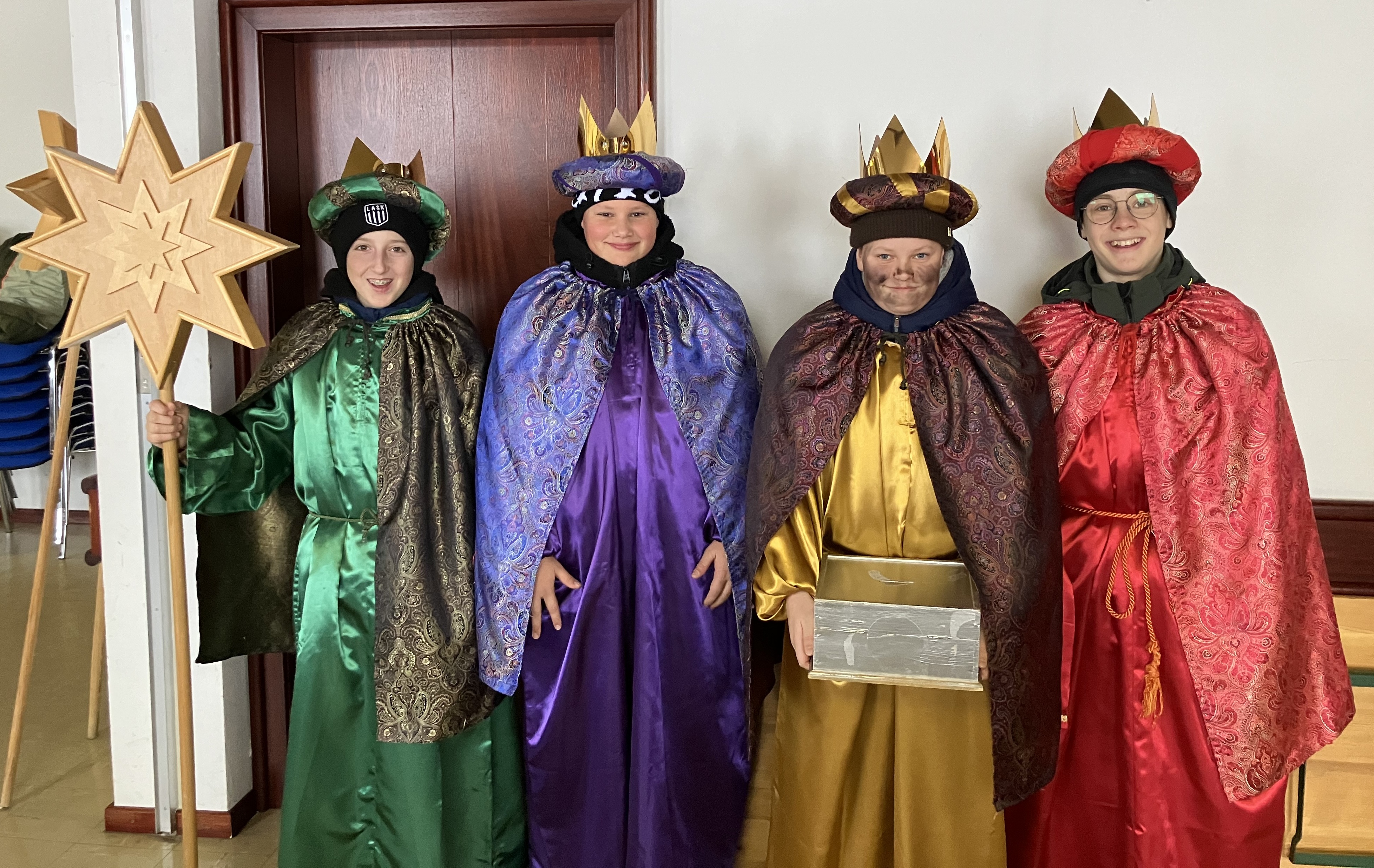 Firmlinge als Sternsinger unterwegs