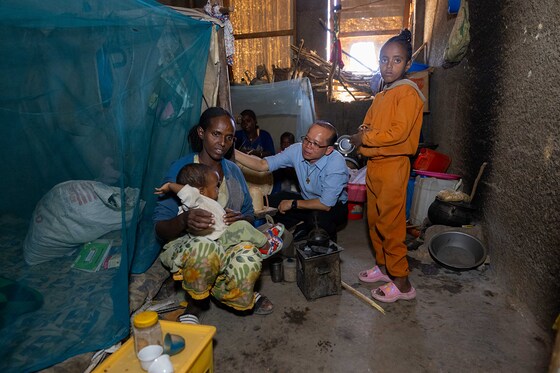 Missio-Projektpartner Father Luan Trinh Kinh mit Binnenvertriebenen in Tigray / © Simon Kupferschmied /Missio Österreich 100 Jahre Weltmissions-Sonntag