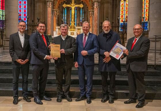 V. l.: Bereichsleiter Michael Münzner, CR Heinz Niederleitner, Bischof Manfred Scheuer, LH Thomas Stelzer, BV Wilhelm Vieböck, GF Reinhold Hofstetter