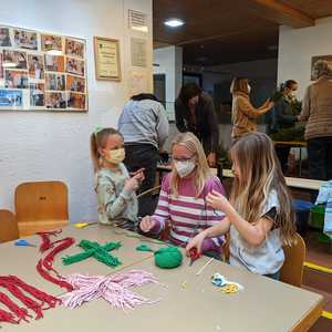 mit Erstkommunionmüttern und -kindern