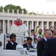 Papst Franziskus mit Österreich-Halstuch