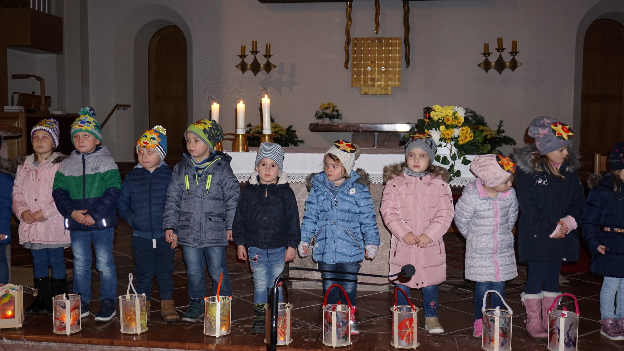 Kindergartenkinder beim Martinsfest