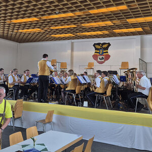 Gute Unterhaltung am Pfarrfest durch die Marktmusikkapelle