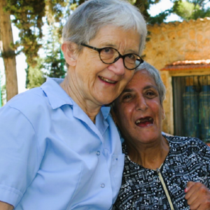 Sr. Hildegard mit einer Bewohnerin von Beit Emmaus