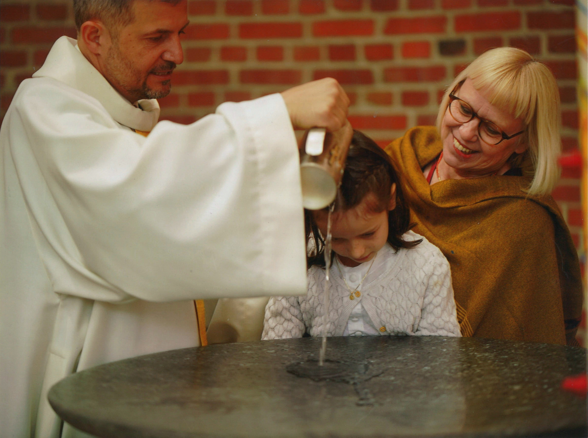 Mädchen wird getauft