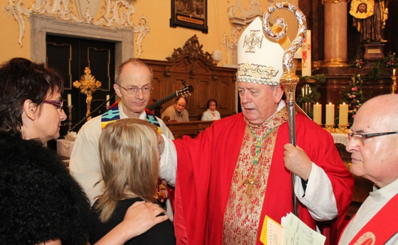 Bischof Ludwig Schwarz firmt 2011 in der Pöstlingbergkirche. © Weninger Stefan