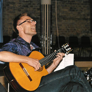 Gerhard mit seiner Gitarre