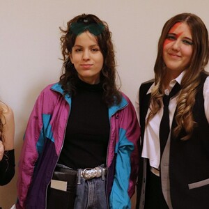 Föhnfarisur trifft Schulterpolster - Das Motto dieses Festes