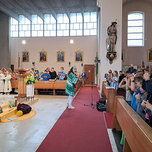 Religionspädagogin Fr. Peer hat die Lieder einstudiert
