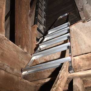 Adaptierte Leiter zum Glockenfenster und bei den Glocken vorbei