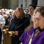 Bei der Gabenbereitung brachten ausgewählte Personen – u. a. Verwandte und Wegbegleiter:innen von Bischof Maximilian Aichern – die Gaben Brot und Wein zum Altar.