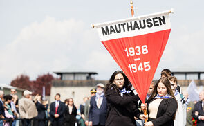 BILD zu OTS - Gemeinsam mit Zeitzeugen haben heute Tausende Menschen an der internationalen Befreiungsfeier der KZ-Gedenkst?tte Mauthausen, in Form eines Gedenkzugs teilgenommen, die vom Mauthausen Komitee ?sterreich (MK?) organisiert worden ist.