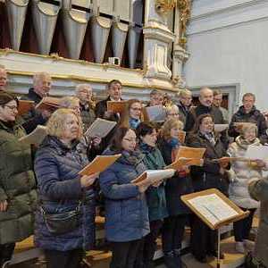 Der Kirchenchor unter der Leitung von Thomas Diwold mrahmte das Requiem