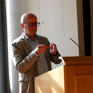 Christian Pichler entzündet das kleine Mitbringsel, eine Szenario-Zündholzschachtel, in die man eine Kerze stecken kann. 'Danke, dass Sie für das Theater und für Szeanrio brennen!'